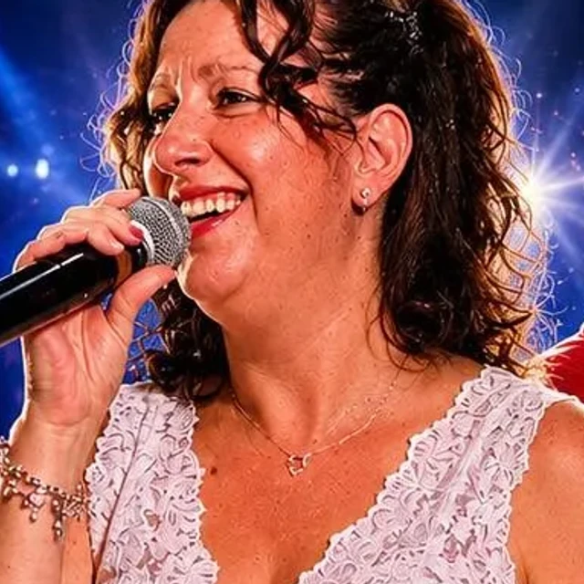 Emanuela Federiconi canta al microfono durante una serata
